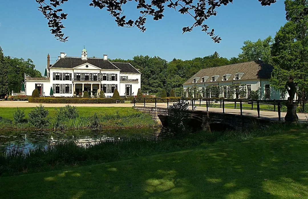 Chalet de Bosrand 404, unieke rustige plek met veel privacy aan de bosrand van vakantiepark op de Veluwe-1