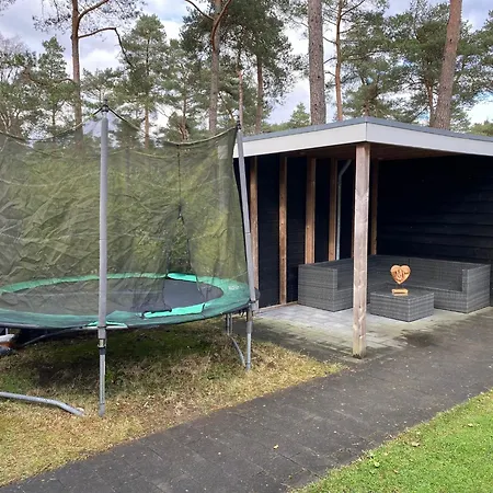 Chalet de Bosrand 404, unieke rustige plek met veel privacy aan de bosrand van vakantiepark op de Veluwe-2